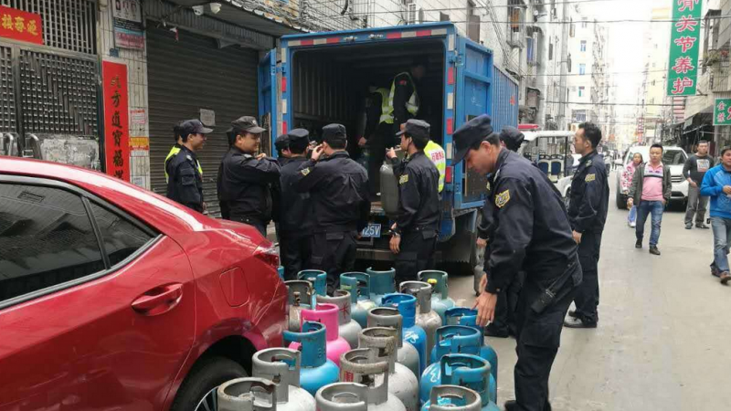 福永端掉俩“黑煤气”窝点 查扣“黑煤气”百余瓶