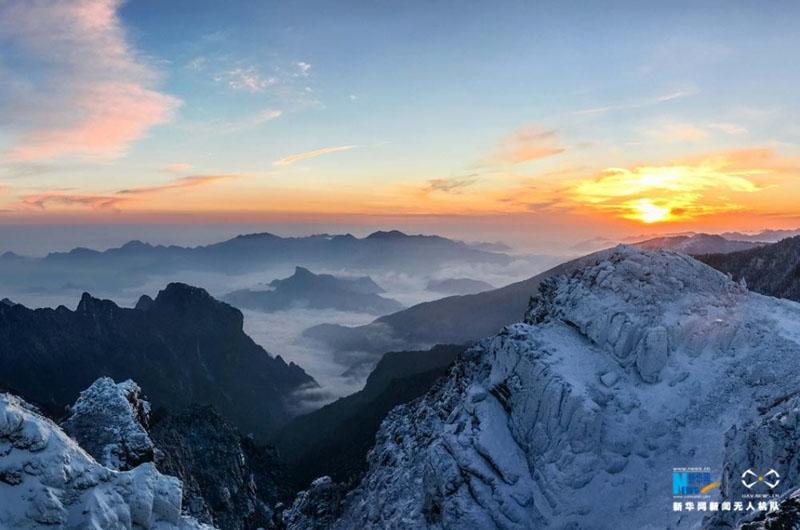 航拍神农架林区雪后初霁 原始森林玉琢银装