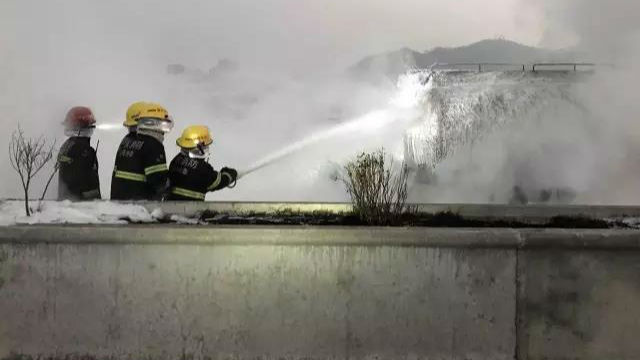 惊险！揭阳一28吨油罐车起火烧断高压电线 