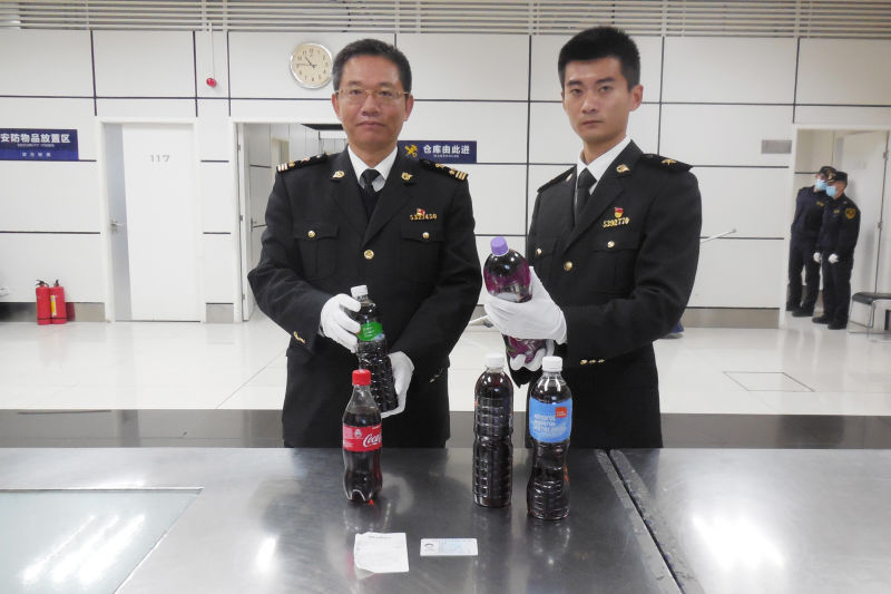 饮料瓶藏止咳水过关被查 一旅客面临刑事处罚