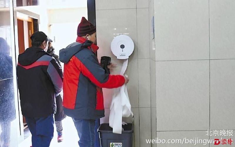 记者镜头下，大伯大妈狂扯公厕卷纸带回家