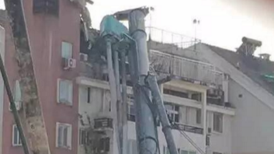 福州地铁施工吊车倒塌砸中居民楼 幸无人受伤 