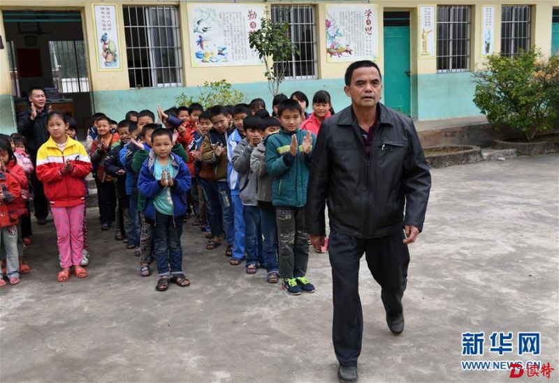 孩子们在广西岑溪市波塘镇杨亦小学为倪华成送行