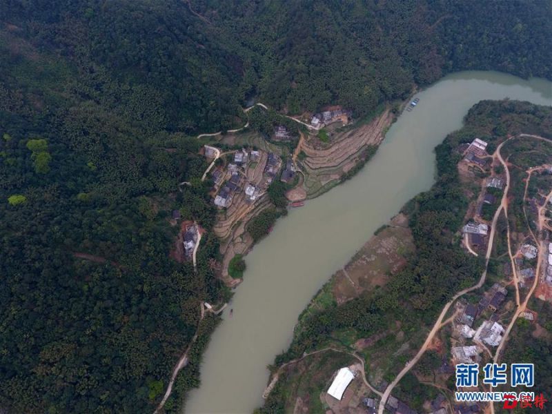 这条河阻隔了上学之路