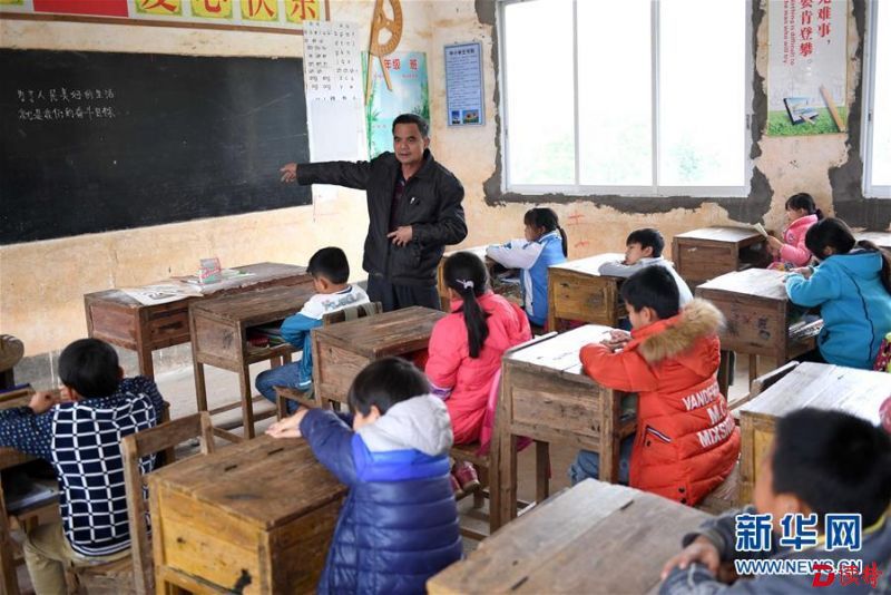 倪华成在广西岑溪市波塘镇杨亦小学为孩子们上最后一课