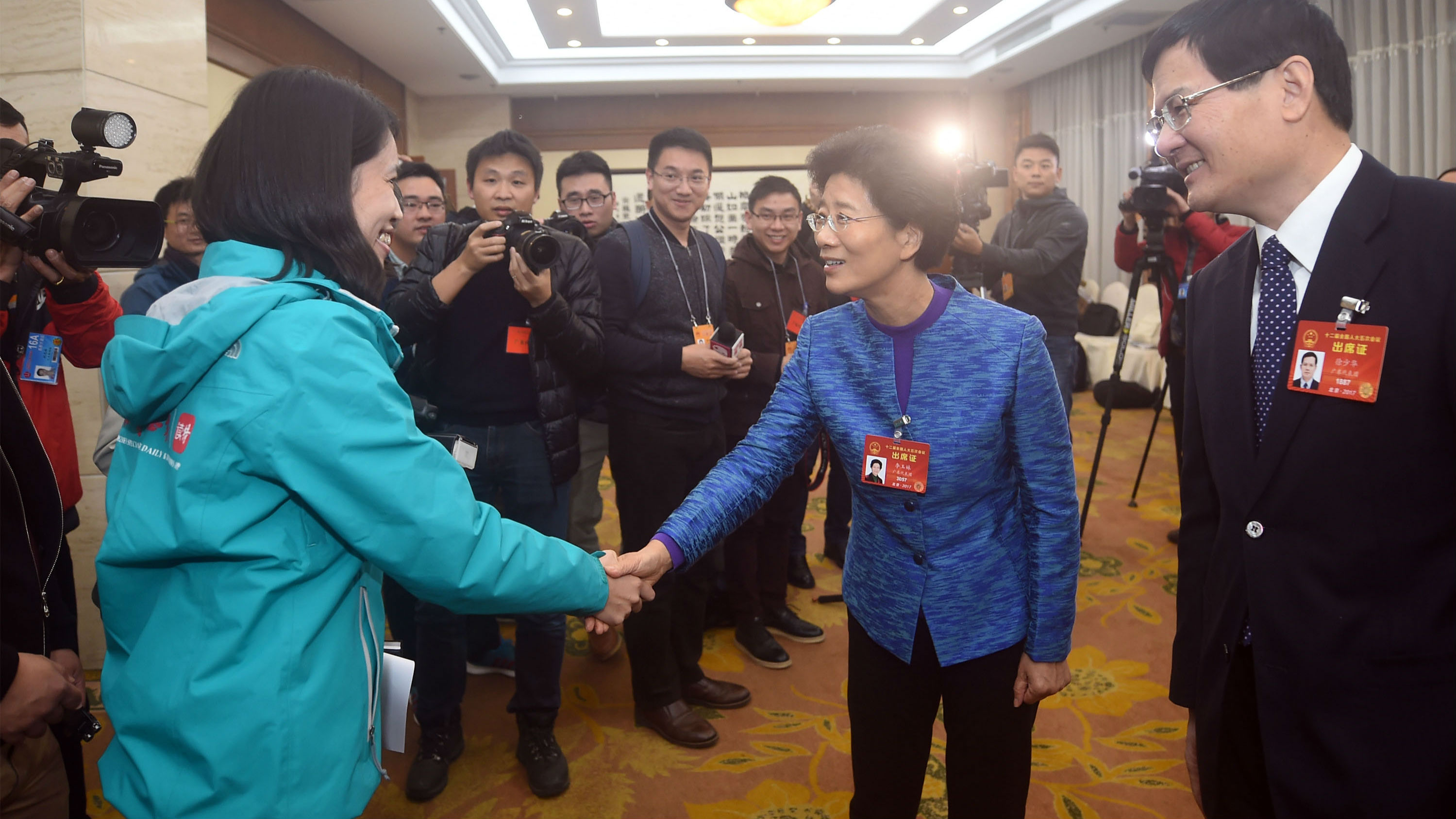 在粤全国人大代表抵京 李玉妹介绍代表履职情况