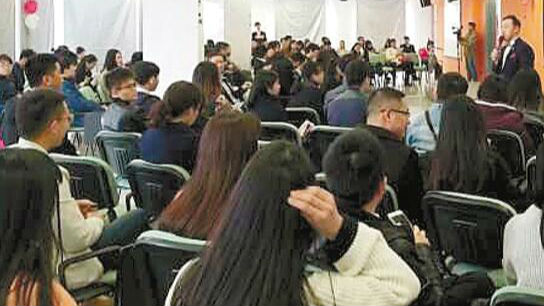 90后相亲奇观： 2个小时里大家都在玩手机 