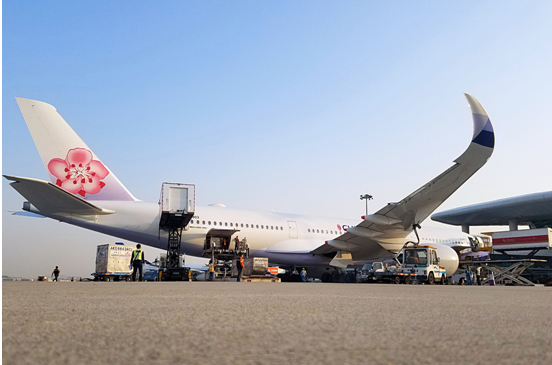空客A350大型客机首飞深圳 女机长驾驶