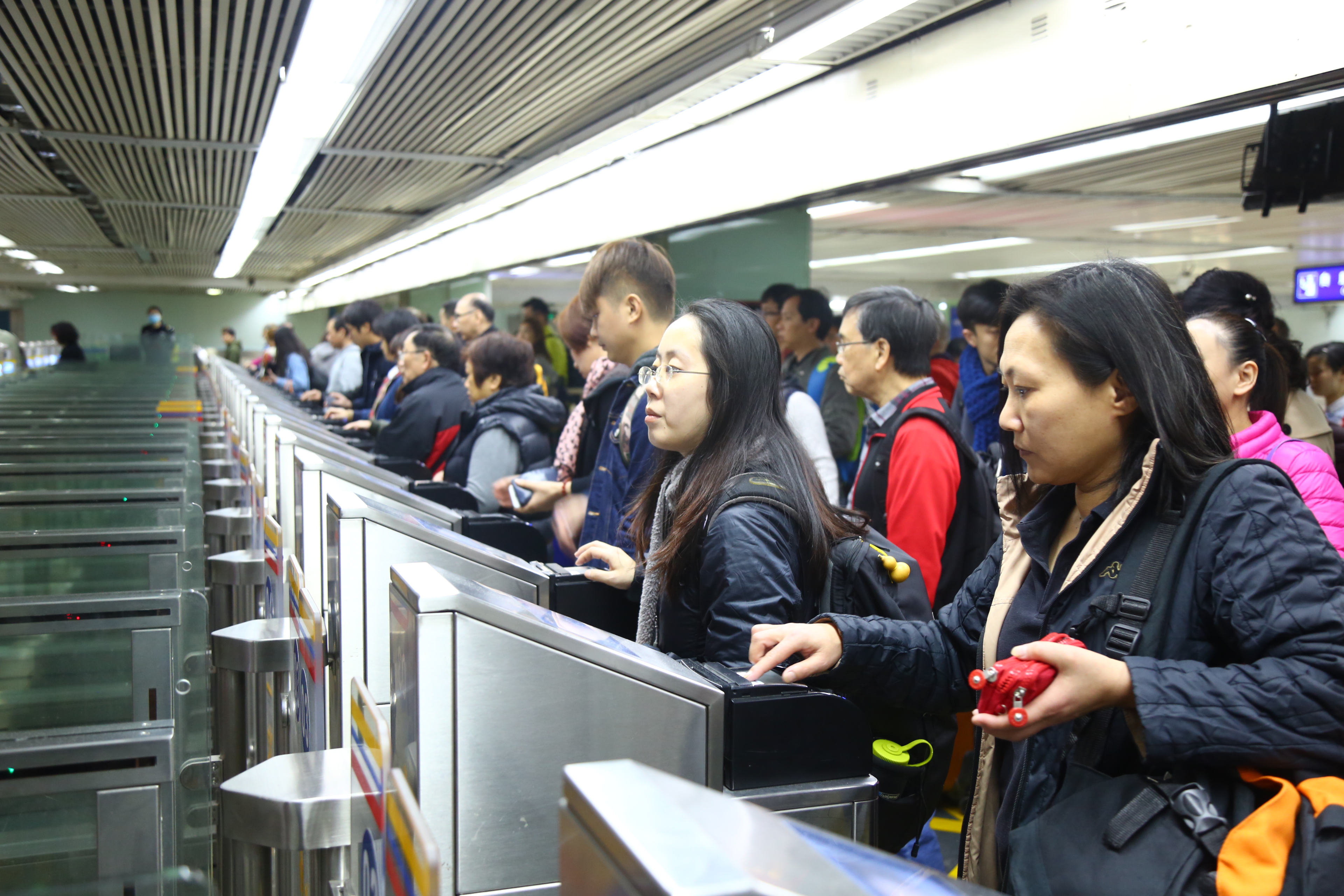 “L”签注自助罗湖通关 已有3.5万旅客受惠