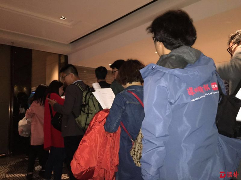 读特记者在排队进场。