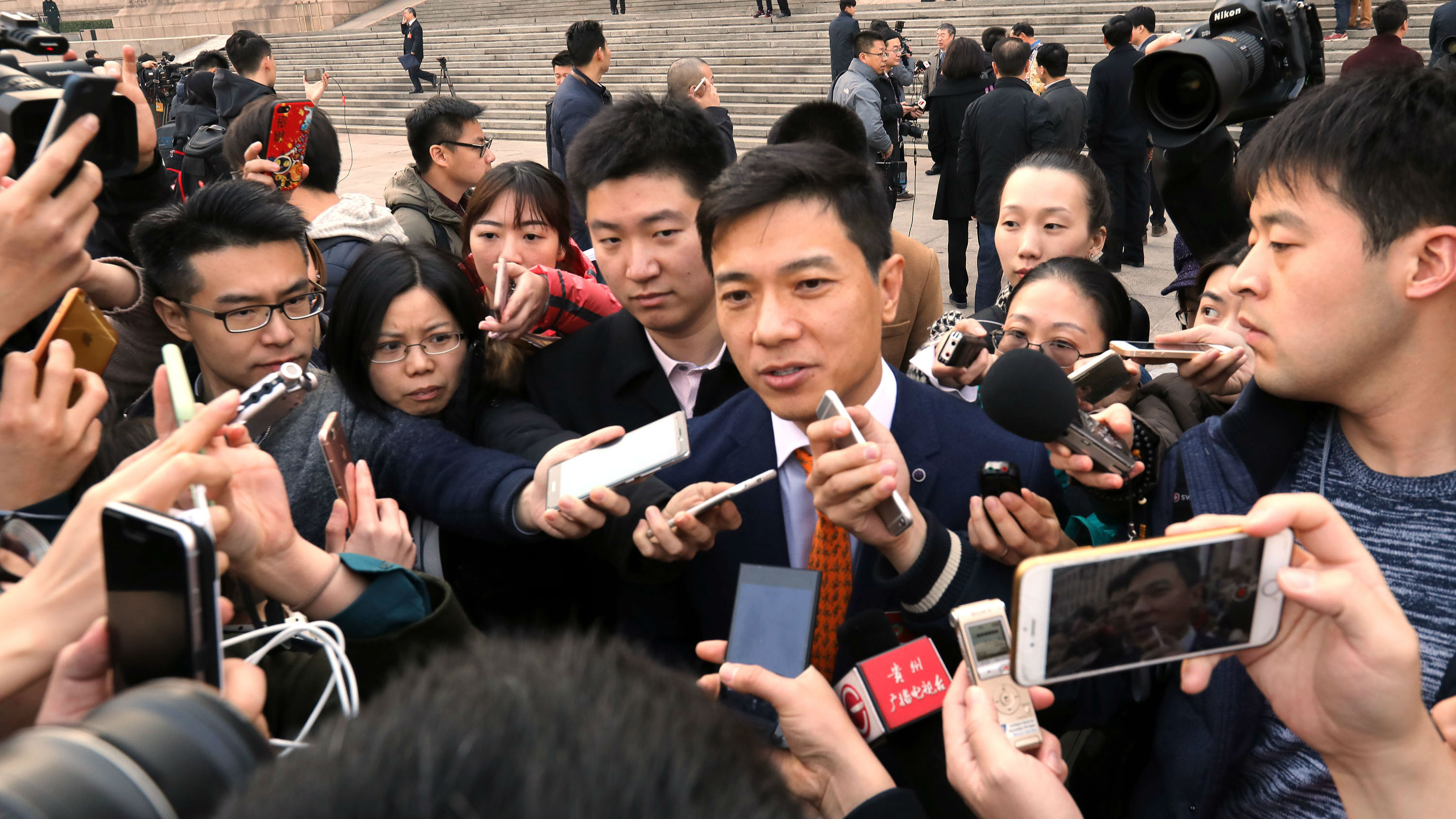 近身战抢夺战技术战……看两会新闻大战怎么打