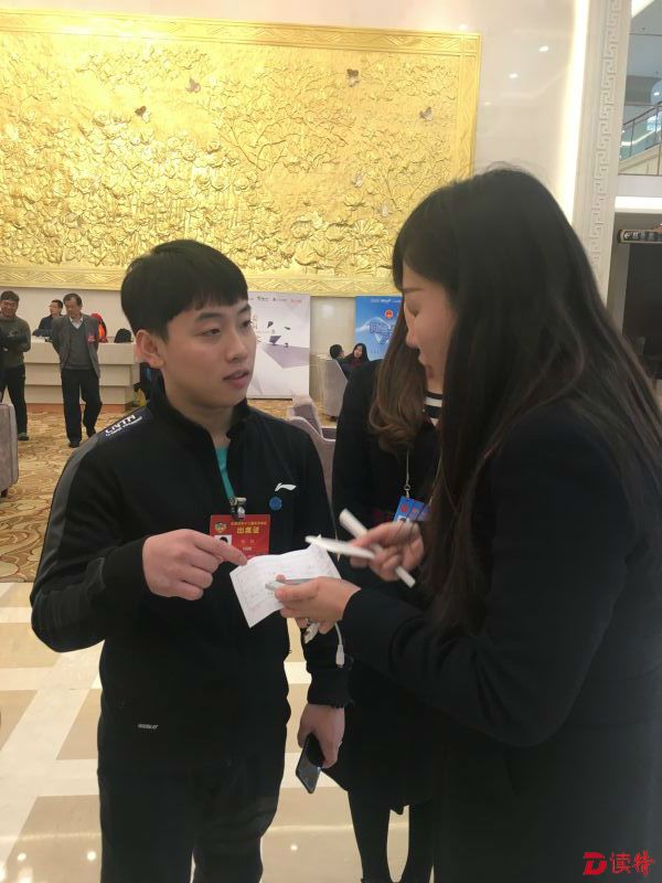 邹凯委员会后与工作人员交流