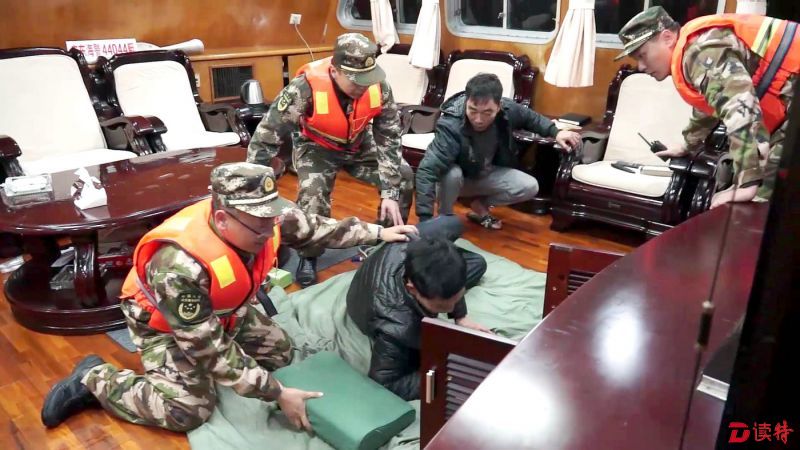 患病渔民获得救助后安顿到海警船上。