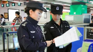 雷光辉：守护地铁站平安的最美警姐