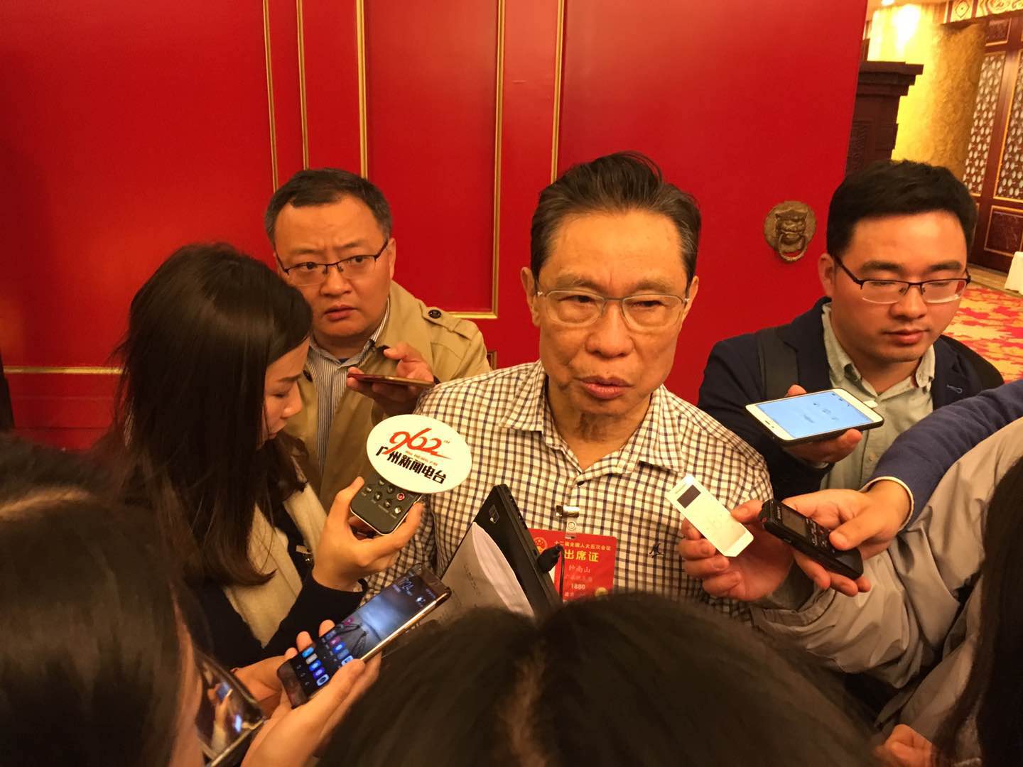 钟南山：科研人员奖励税率要“减负”