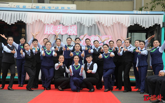 工装这么美！公交女司乘变身T台模特