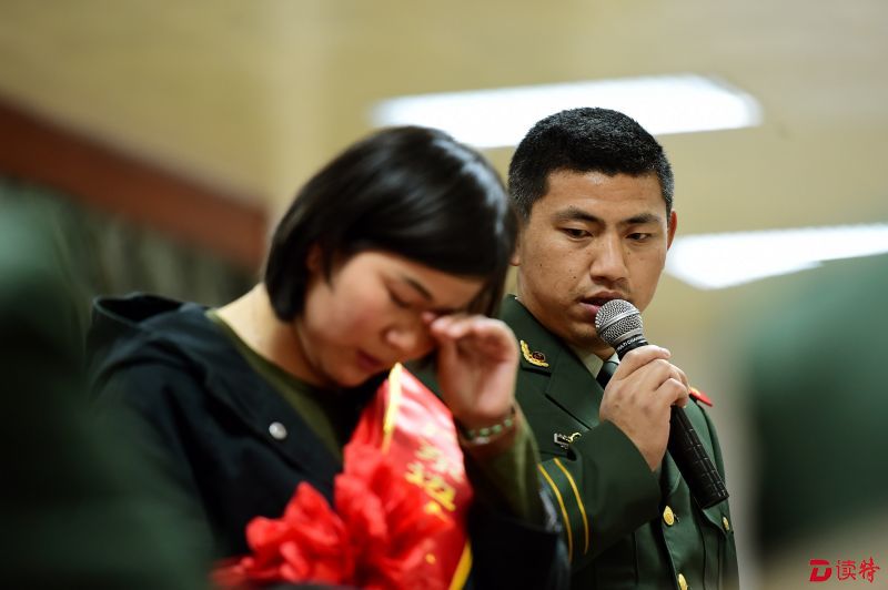 3月6日，表彰会上，何善贵和爱人都为这些年的艰辛和相互支持理解，流下了感动的眼泪。 (1)