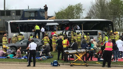 美国火车撞大巴造成至少4死35伤