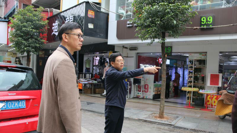 西乡干部接听市民热线 放下电话就去现场！