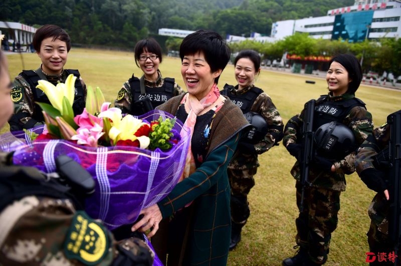 图为官兵们向陈伟红送上鲜花和祝福。 (3)