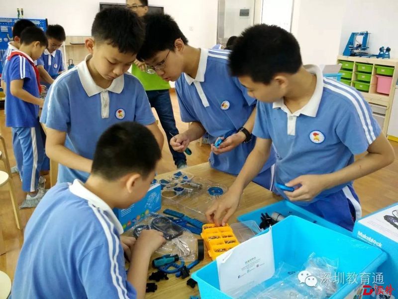 育才四小未来学习中心，学生们正在创意编程