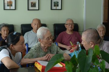 黄树贤：放开养老市场 更要提升养老质量 