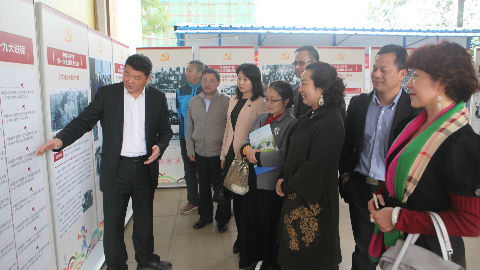 涨姿势！历届党代会图片展走进长圳学校