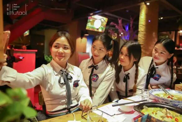 探店丨胡桃里与“她”相约，拥抱少女的春天