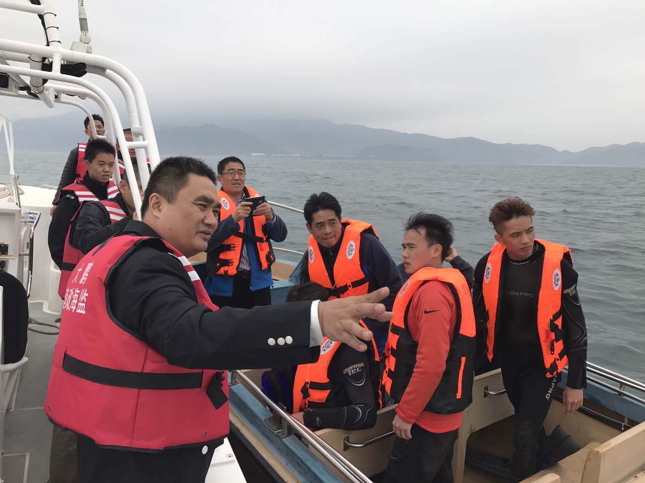 这条濒危抹香鲸身缠渔网被困杨梅坑海域！