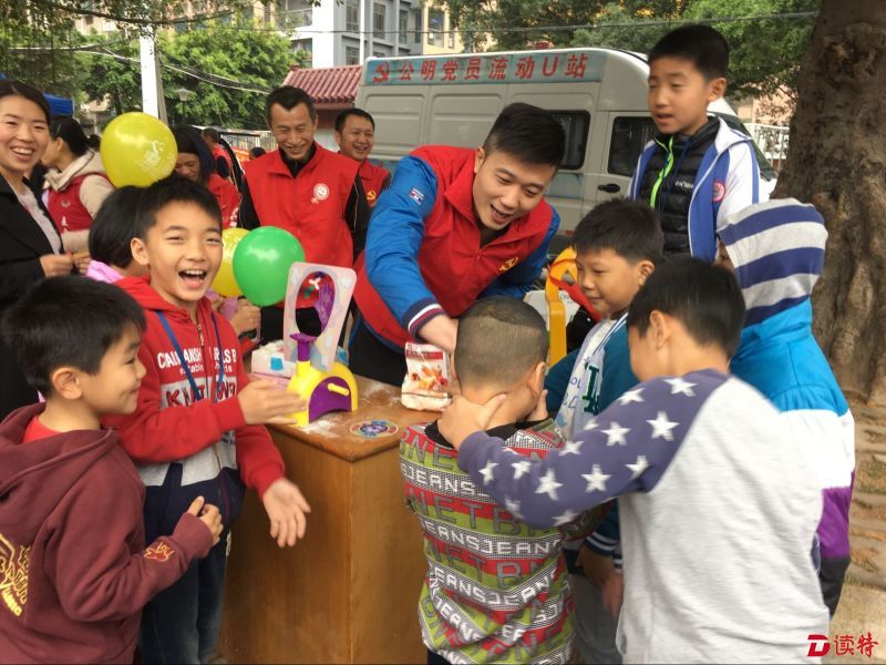 “别拍我的脸”游戏摊位，小朋友要求“加量”1
