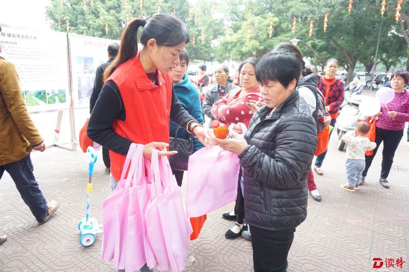 “酵素妈妈”向居民讲解废弃蔬菜水果如何再利用2
