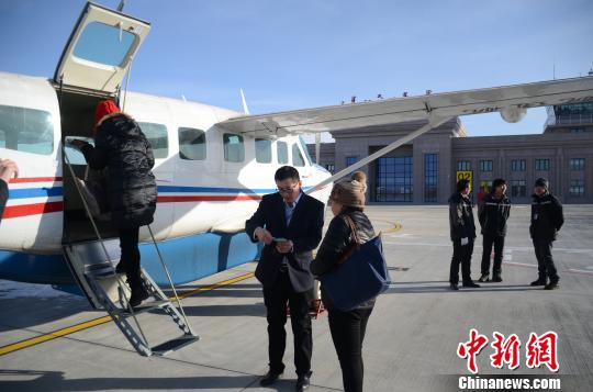 图为旅客乘坐飞机。