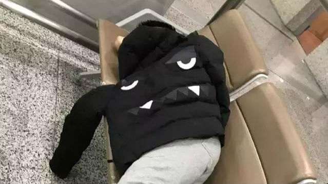 澳门赌王儿子机场睡一夜 身份曝光画风突变