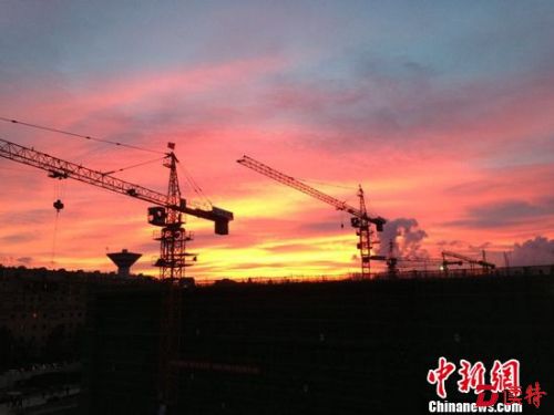 在体现传统宗教风格的外饰面上，项目大量使用超高性能纤维混凝土，该技术在欧洲亦属于新工艺，其高耐压性，要求持续28天，耐压强度大于130Mpa的压力下不损坏，相当于C130砼。著名伊斯兰艺术家沙阿夫是嘉玛大清真寺雕塑装饰的艺术总监，他表示“这个项目交给中国人后，实际接触中发现，我们设计的艺术装饰，体现在建筑上每一个区域的纹路走向都分毫不差，中国人的友善和认真让我感动。”