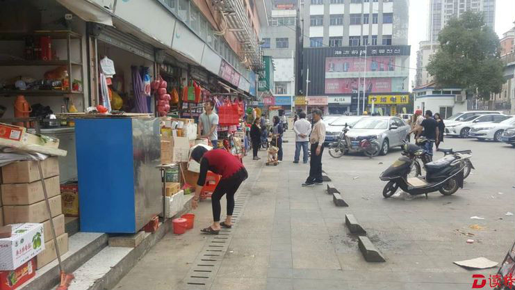 松岗根治翡翠市场超门店乱设伸缩棚顽疾