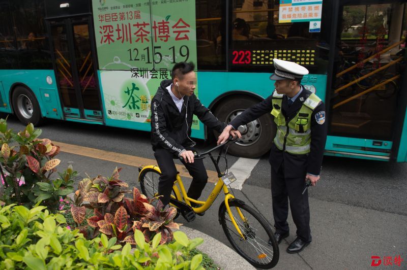 机动车道内骑共享单车