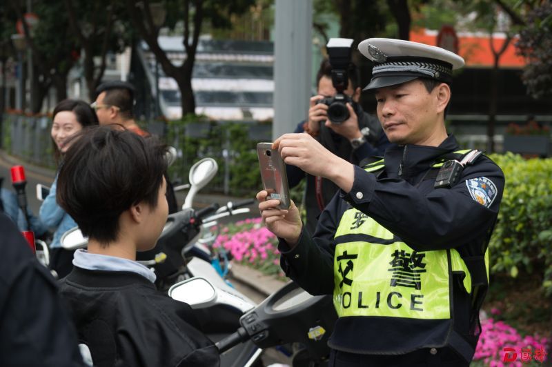 民警进行人脸识别