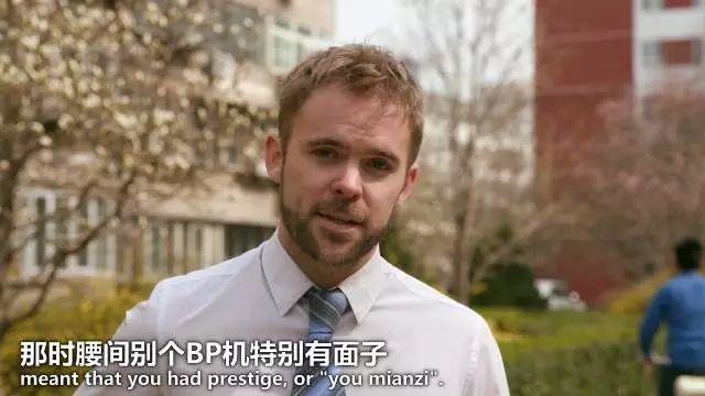 这个英国小哥带我们回到手写书信年代