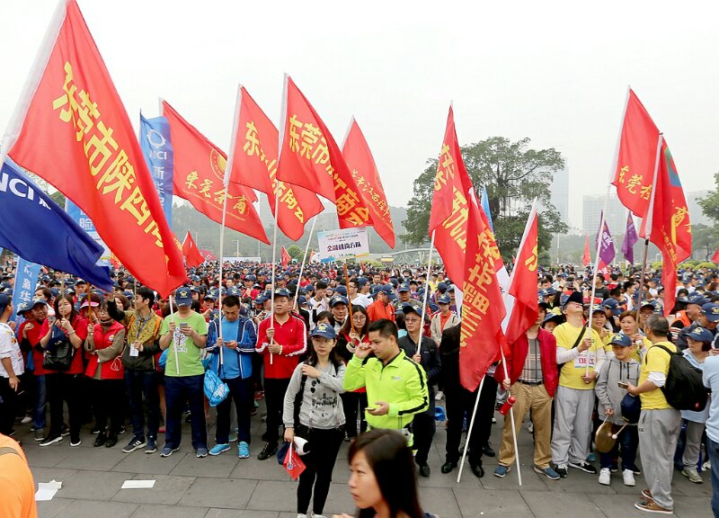 东莞5000群众与奥运冠军齐徒步做公益