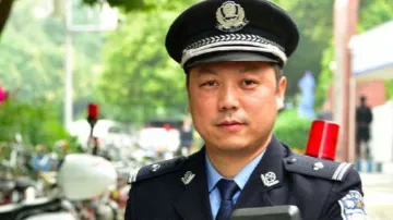 宋必成：从下水管里拖出疑犯