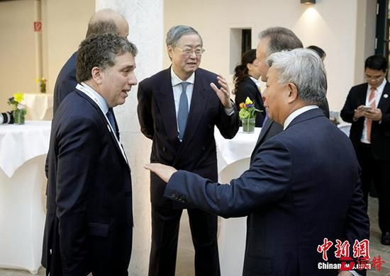 周小川:中国金融体系总体健康 也存债市房市风险