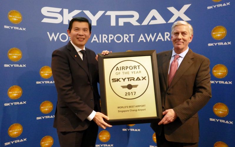 Skytrax总裁Edward Plaisted先生（右）授予樟宜机场集团总裁李绍贤先生（左）Skytrax“2017全球最佳机场”奖牌