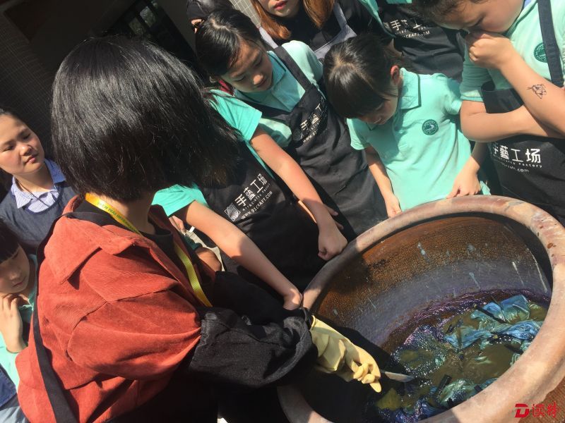将扎好的布放进大染缸染色