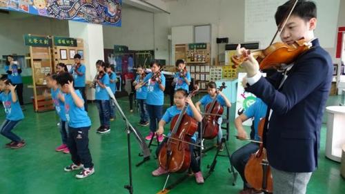 刘霄到台南的偏乡小学与小乐手们一起奏响迷人乐音
