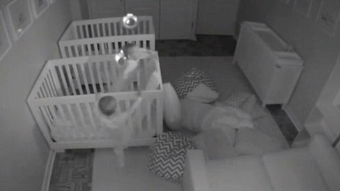 笑翻！2岁双胞胎翻越婴儿床  半夜大闹卧室