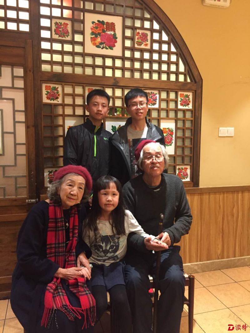滕文金乔红夫妇与孙子孙女们（卢宣澄摄）