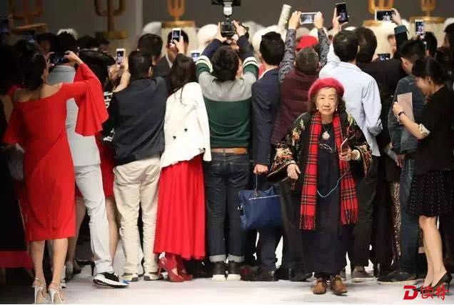 去年让乔红成为“网红”的抓拍（陆颖摄）