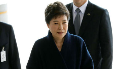 朴槿惠被调查至深夜 全面否认13项犯罪指控