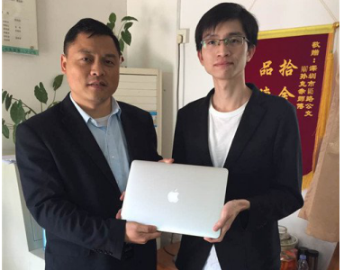 这俩公交司乘拾获电脑和现金后……