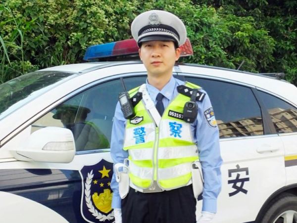 刘志坚：严格执法 乐于助人
